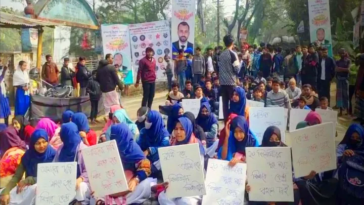 এ সএসসি পরীক্ষার কেন্দ্র পরিবর্তনের প্রতিবাদে শিক্ষার্থীদের বিক্ষোভ